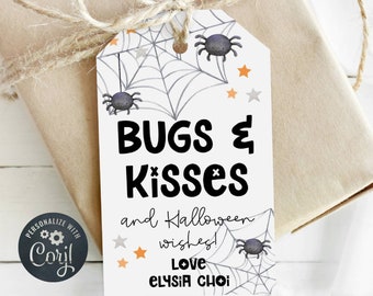 Pode incluir: Uma etiqueta de presente branca com um desenho de teia de aranha e aranhas pretas. O texto diz "Bugs & Kisses and Halloween wishes! Love Elysia Choi".
