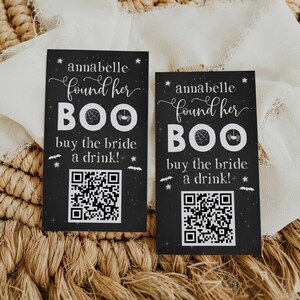 Könnte beinhalten: Zwei schwarze Karten mit weißem Text und einer Spinnengrafik. Der Text lautet "annabelle found her BOO buy the bride a drink!" und enthält einen QR-Code.