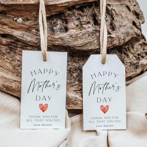 Pu&ograve; includere: Due etichette regalo bianche con un cuore rosso e il testo "Buon giorno della mamma" e "Grazie per tutto quello che fai! Con affetto, Harriet".