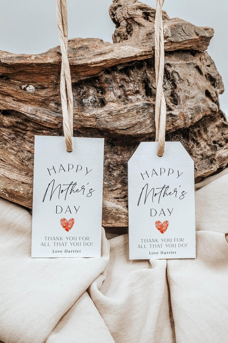 Pu&ograve; includere: Due etichette regalo bianche con un cuore rosso e il testo "Buon giorno della mamma" e "Grazie per tutto quello che fai! Con affetto, Harriet".