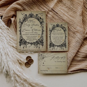 Puede incluir: Una invitaci&oacute;n de boda con tem&aacute;tica de Halloween con un dise&ntilde;o ornamentado en blanco y negro. La invitaci&oacute;n presenta un arco g&oacute;tico con murci&eacute;lagos, ara&ntilde;as y un cuervo. El texto dice "Juntos con sus familias, Emily Hawkins & Dominic Williams los invitan a su boda, el s&aacute;bado 30 de octubre de 2024, a las 4 de la tarde, Abbotsford Convent, 1 Helier Street, Abbotsford, Melbourne. Cena y baile a continuaci&oacute;n."