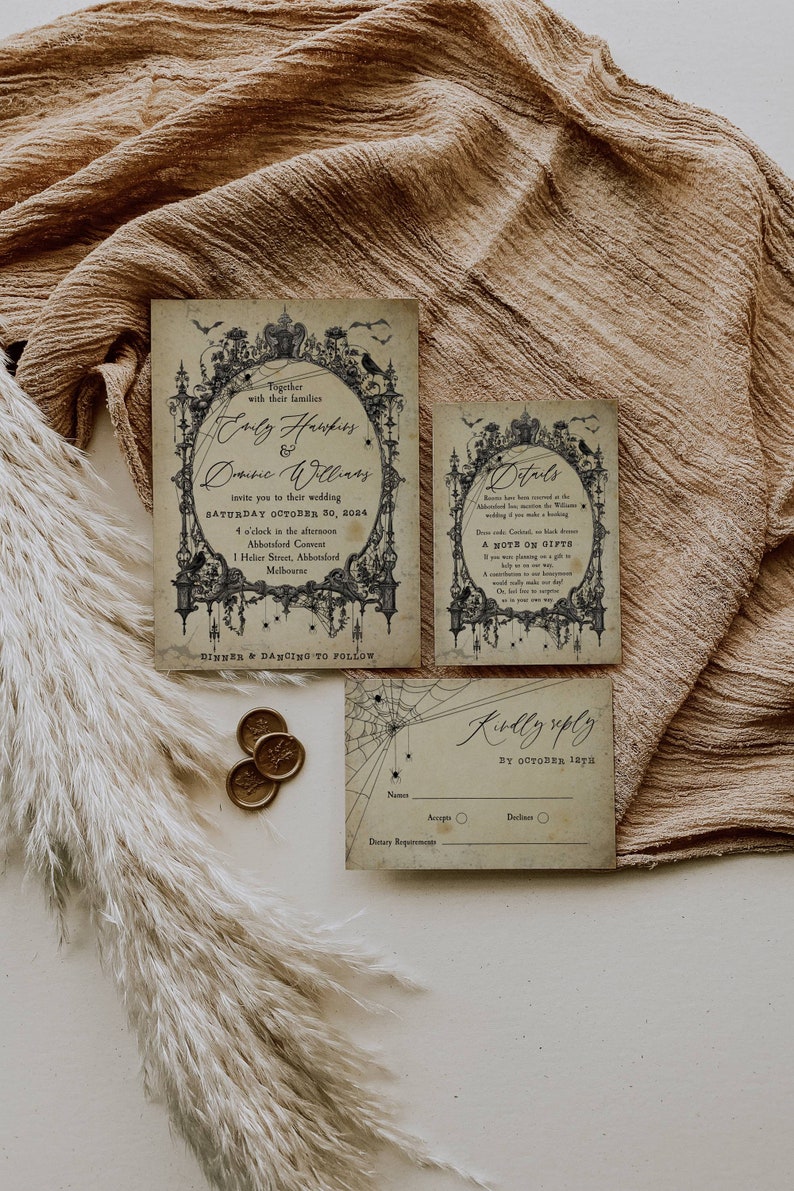 Puede incluir: Una invitaci&oacute;n de boda con tem&aacute;tica de Halloween con un dise&ntilde;o ornamentado en blanco y negro. La invitaci&oacute;n presenta un arco g&oacute;tico con murci&eacute;lagos, ara&ntilde;as y un cuervo. El texto dice "Juntos con sus familias, Emily Hawkins & Dominic Williams los invitan a su boda, el s&aacute;bado 30 de octubre de 2024, a las 4 de la tarde, Abbotsford Convent, 1 Helier Street, Abbotsford, Melbourne. Cena y baile a continuaci&oacute;n."