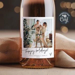 Happy Holidays foto wijnfles labelsjabloon, afdrukbare moderne kerstwijn sticker, bewerkbare familiefoto wijncadeau, instant download