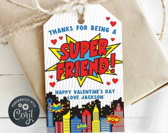 Könnte beinhalten: Ein weißer Geschenkanhänger mit einer roten, gelben und blauen Comic-Grafik, auf der "Danke, dass du ein Superfreund bist!" mit roten Herzen steht. Unter der Grafik steht der Text "Froher Valentinstag Liebe Jackson" mit einer Stadtbildgrafik im Hintergrund.