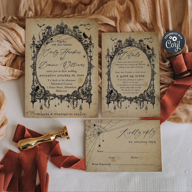 Puede incluir: Una invitaci&oacute;n de boda de estilo vintage con un tema g&oacute;tico. La invitaci&oacute;n presenta una ilustraci&oacute;n en blanco y negro de un marco ornamentado y espeluznante con murci&eacute;lagos, ara&ntilde;as y un cuervo. El texto dice "Juntos con sus familias, Emily Hawkins & Dominic Williams los invitan a su boda, S&aacute;bado 30 de octubre de 2024, 4 de la tarde, Abbotsford Convent, 1 Helier Street, Abbotsford, Melbourne, Cena y baile a continuaci&oacute;n."