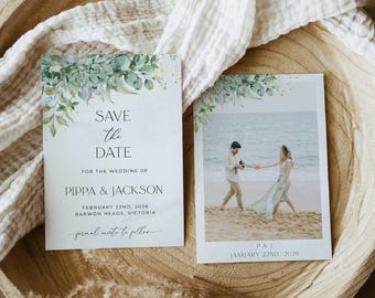 Può includere: Due cartoline rettangolari save the date per matrimonio con decorazioni di eucalipto ad acquerello. Una carta riporta il testo SAVE THE DATE FOR THE WEDDING OF PIPPA & JACKSON FEBRUARY 22ND, 2026 BARWON HEADS, VICTORIA. L'altra mostra una coppia.