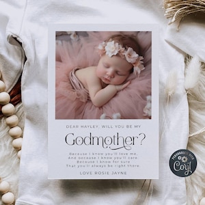 Può includere: Biglietto bianco con foto di un bambino che dorme con una fascia floreale. Il testo recita "DEAR HAYLEY, WILL YOU BE MY Godmother?" con una poesia e "LOVE ROSIE JAYNE". È visibile un logo "Personalize with Corjl".