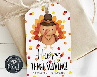 Puede incluir: Una etiqueta de regalo blanca con una ilustración de acuarela de un pavo que lleva un sombrero de peregrino. El pavo está rodeado de confeti rojo y amarillo. El texto en la etiqueta dice "¡Feliz Día de Acción de Gracias! De parte de los Rowans".