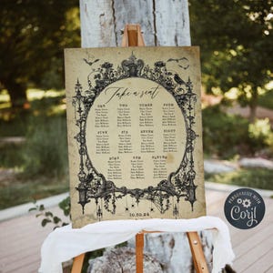 Pode incluir: Um cartaz retangular de disposição de assentos de casamento com fundo de pergaminho vintage. Apresenta uma moldura gótica preta ornamentada com volutas intrincadas, aranhas, teias e pássaros. O texto diz Take a seat, lista mesas de um a onze e 10.30.24.
