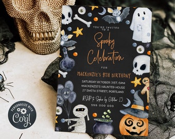 Puede incluir: Una invitación a una fiesta de Halloween negra y naranja con un tema espeluznante. La invitación presenta una calabaza, una momia, un fantasma y un caldero. El texto de la invitación dice "Estás invitado a una Celebración Espeluznante para el 9º cumpleaños de Mackenzie. Sábado 31 de octubre, 18:00. La casa encantada de Mackenzie, 27 Smith Street, Portland. Confirma tu asistencia a Sophia antes del 15 de octubre, 555 000 000."
