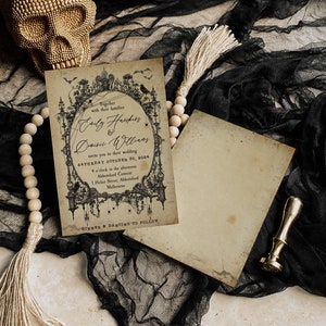 Puede incluir: Una invitaci&oacute;n de boda de estilo vintage con un tema g&oacute;tico. La invitaci&oacute;n presenta una ilustraci&oacute;n en blanco y negro de un castillo espeluznante con murci&eacute;lagos, ara&ntilde;as y otras im&aacute;genes de Halloween. El texto dice "Juntos con sus familias, Emily Hawkins & Dominic Williams, los invitan a su boda, el s&aacute;bado 30 de octubre de 2024, a las 4 de la tarde, Abbotsford Convent, 1 Helier Street, Abbotsford, Melbourne, Cena y baile a continuaci&oacute;n."