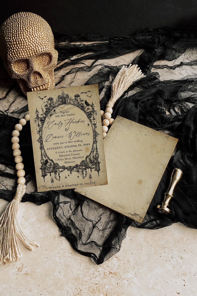 Puede incluir: Una invitaci&oacute;n de boda de estilo vintage con un tema g&oacute;tico. La invitaci&oacute;n presenta una ilustraci&oacute;n en blanco y negro de un castillo espeluznante con murci&eacute;lagos, ara&ntilde;as y otras im&aacute;genes de Halloween. El texto dice "Juntos con sus familias, Emily Hawkins & Dominic Williams, los invitan a su boda, el s&aacute;bado 30 de octubre de 2024, a las 4 de la tarde, Abbotsford Convent, 1 Helier Street, Abbotsford, Melbourne, Cena y baile a continuaci&oacute;n."