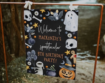 Könnte beinhalten: Ein schwarzes und orangefarbenes Halloween-Partyschild mit dem Text "Willkommen zu Mackenzies Spooktacular 9th Birthday Party!" umgeben von Halloween-Motiven, darunter ein Geist, ein Kürbis, eine Fledermaus, ein Schädel und ein Lebkuchenmann.
