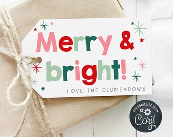 Puede incluir: Etiqueta de regalo blanca con el texto "Merry & bright!" en letras de bloque de colores. La etiqueta también incluye el texto "Love the Oldmeadows" y un pequeño diseño de estrella.