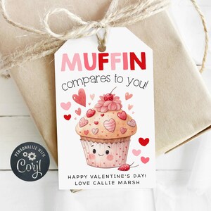 Puede incluir: Una etiqueta de regalo del Día de San Valentín con una ilustración de cupcake y el texto "MUFFIN compares to you!". La etiqueta presenta un cupcake decorado con corazones y una cereza, con las palabras "Happy Valentine's Day! Love Callie Marsh".
