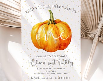 Può includere: Un biglietto d'invito per compleanno bianco con una zucca arancione ad acquerello e un picciolo verde. Il testo recita: Our Little Pumpkin Is One, Join Us To Celebrate Eliana's First Birthday, Saturday 1st November, 2pm-6pm, 77 Bridge Avenue, Portland, RSVP Michelle 0400 000 000.