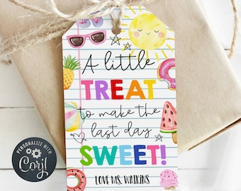 Op de afbeelding: Een cadeau-label met een zomerthema, met een zon, zonnebril en een ananas illustratie. De tag leest "A little TREAT to make the last day SWEET!" en "LOVE MS. WATKINS."