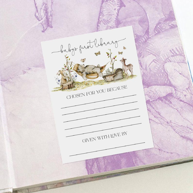 Pu&ograve; includere: Un biglietto bianco con un'illustrazione ad acquerello di un orso in un'amaca con farfalle e un cervo. Il biglietto dice "baby's first library" e ha righe per scrivere "scelto per te perch&eacute;" e "dato con amore da".