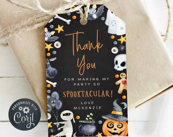 Può includere: Etichetta di ringraziamento di Halloween nera e arancione con un tema spettrale. L'etichetta presenta un cappello da strega, una mummia, un calderone, un omino di pan di zenzero e una zucca. Il testo recita "Grazie per aver reso la mia festa così Spooktacular! Con affetto, McKenzie".