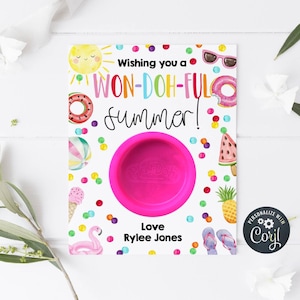 Peut inclure: Une carte d'été vibrante avec le texte "Wishing you a WON-DOH-FUL summer!". La carte présente un récipient Play-Doh rose, des illustrations estivales colorées et le nom "Rylee Jones".