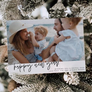 Modelo minimalista de cartão com foto de ano novo, cartão de férias moderno para impressão, cartão com foto de família simples editável de feliz ano novo, download instantâneo