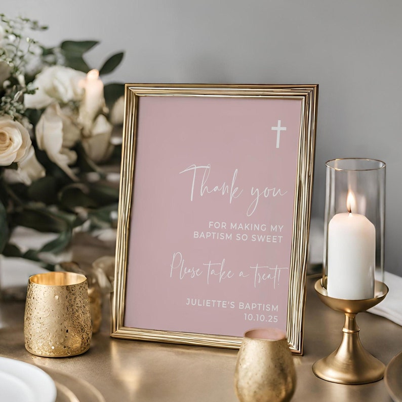 Peut inclure: Un panneau encadr&eacute; en or avec un fond rose et du texte blanc. Le panneau indique "Merci d'avoir rendu mon bapt&ecirc;me si doux. Prenez un petit cadeau ! Bapt&ecirc;me de Juliette 10.10.25".