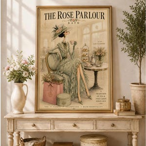 Peut inclure: Une affiche encadrée intitulée The Rose Parlour Bath représentant une personne en longue robe verte et chapeau assise à une table avec du thé et des gâteaux. Le texte inclut The Rose Parlour Bath, A Tradition of Tea & Fine Cakes Since 1919, Tea, Cakes, Champagne, Bath Hospitality.