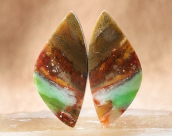 Pares de cabochões de madeira opalizada azul