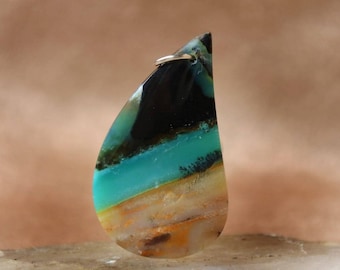 Pedra de madeira petrificada opalizada azul com padrão único.