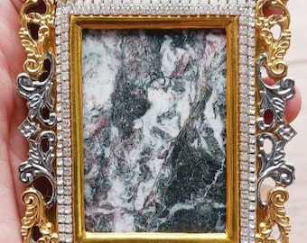 Imagen de una persona en jaspe natural. Tamaño: 53,30,6 mm. Peso: 90,48 gr.