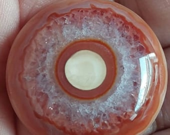 Ágata antigua natural con motivo de ojo, procedente de Lampung, Indonesia. Tamaño: 30,3 x 30,8 mm. Peso: 10,46 g.