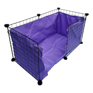 Op de afbeelding: Een zwarte draadkooi met een paarse stoffen voering. De kooi is ontworpen voor kleine dieren zoals hamsters of gerbils.