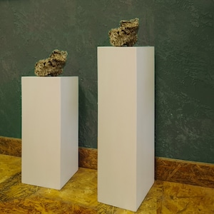 Weiße dekorative Holzsäule / massiver Kieferntisch / Kuchen oder Geschenkstand / Blumenständer / Blumenständer / Bonsai Kaskaden Tisch / Podium