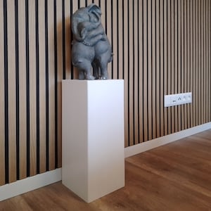 Dekorative Holzsäule / Weißes Podest / Kiefernholz / Blumenständer / Kuchen- und Geschenkständer / Pflanzen- oder Bonsaitisch