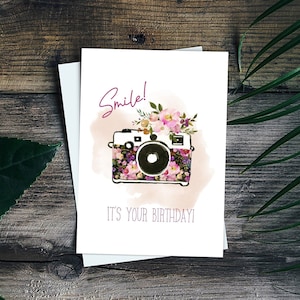 Souriez c'est votre carte d'anniversaire imprimable pour elle, téléchargement instantané de carte d'anniversaire d'appareil-photo, carte de voeux d'appareil-photo, carte d'anniversaire de photographe