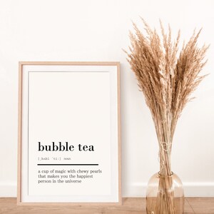 Op de afbeelding: Een ingelijst afdruk met een witte achtergrond en zwarte tekst die "bubble tea [babl 'ti:] noun a cup of magic with chewy pearls that makes you the happiest person in the universe" luidt