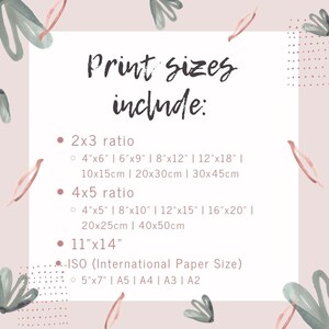 Op de afbeelding: Een roze en groene aquarel achtergrond met een witte doos die een lijst met afdrukformaten bevat. De tekst luidt "Print Sizes Include:" gevolgd door een lijst met formaten in inches en centimeters, waaronder 2x3 verhouding, 4x5 verhouding, 11"x14" en ISO (Internationale papiergrootte) met de formaten 5"x7", A5, A4, A3 en A2.