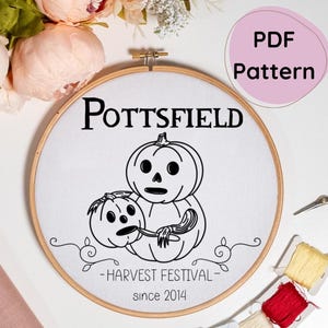Puede incluir: Un patrón de bordado en blanco y negro para un proyecto de arte de aro con dos calabazas con caras. El texto "Pottsfield - Harvest Festival - since 2014" está bordado debajo de las calabazas.