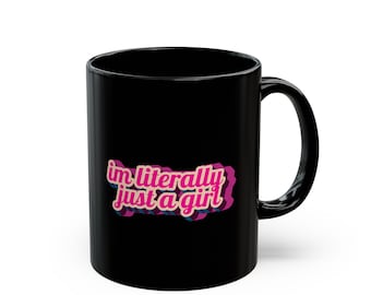 Puede incluir: Taza de cerámica negra con el texto "im literally just a girl" en letras rosas, moradas y azules superpuestas. La taza tiene un asa curva y un acabado brillante. Para bebidas frías o calientes.