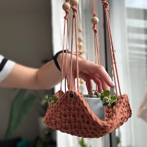 Hängematte für Pflanzen aus recycelter Baumwollkordel gehäkelt mit Holzring Aufhängung und Holzperlen Details
