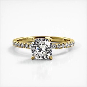 Anillo de compromiso de moissanita con piedra lateral de corte cojín en oro blanco/amarillo sólido de 10 K o plata de ley