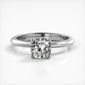 Anillo de compromiso de moissanita con solitario de talla cojín en plata de ley o oro blanco/amarillo sólido de 10 K
