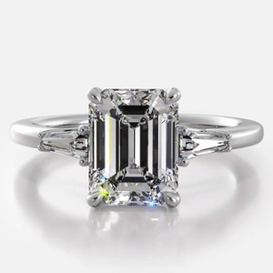 Anillo de compromiso de moissanita de tres piedras de talla baguette y esmeralda en plata de ley o oro blanco/amarillo sólido de 10 quilates