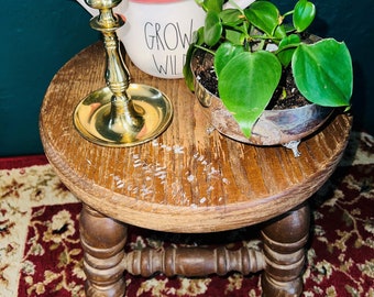 Tabouret de traite antique rond en bois rustique éclaboussé de peinture de ferme rustique décoratif vintage