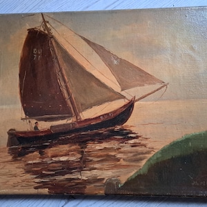 Puede incluir: Una pintura de un velero en el agua. El velero tiene una vela marrón con el número "60 77" escrito en ella. El agua es de color azul claro y hay una colina verde en el fondo.