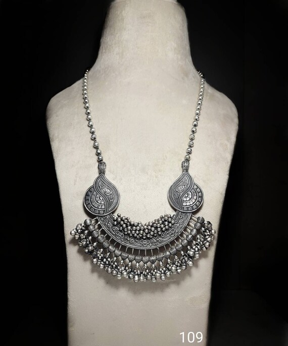 Ladies silver necklace deals
