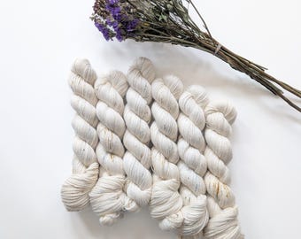 Luz, Amor, Prosperidade - Fio tingido à mão - Lã merino orgânica não superwash, espessura fingering, ideal para tricô, crochê e artesanato. Fio tingido artesanalmente.