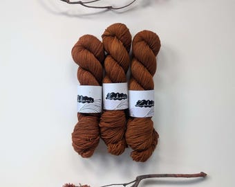 Cailleach - Fio tingido à mão - Lã merino orgânica não superwash, espessura fingering, para projetos de tricô/crochê/artesanato, fio tingido artesanalmente.