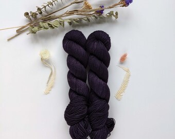 Velvet - Fio tingido à mão - Lã merino orgânica não superwash, espessura fingering, ideal para tricô, crochê e artesanato. Fio tingido artesanalmente.