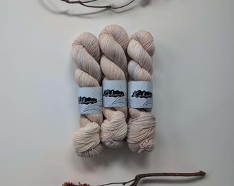 Apricity - Fio tingido à mão - Lã merino orgânica não superwash, espessura fingering, para projetos de tricô/crochê/artesanato, fio tingido artesanalmente.